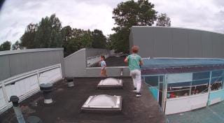 Spelende kinderen op dak tijdens renovatie